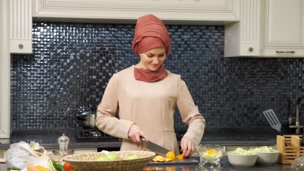 Islám žena v hidžábu dělá ovocný salát vaření domácí jídlo — Stock video