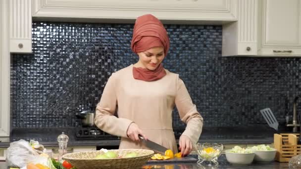 Islam donna in hijab fa macedonia di frutta cucinare pasto fatto in casa — Video Stock