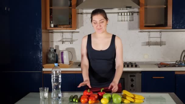 Chica blogger anfitriones cocina espectáculo y dice receta de ensalada — Vídeo de stock