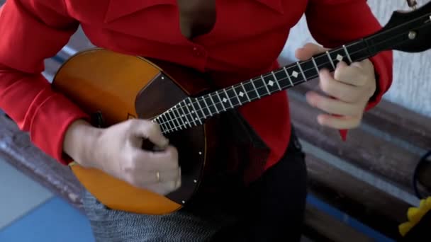 Musiker spielt ein Streichinstrument. Nationaldomra — Stockvideo