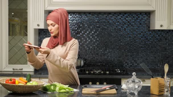Moslim vrouw gastheer culinaire blog vertellen abonnees recept — Stockvideo