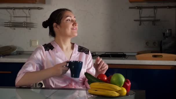 Девушка наслаждается утром пить ароматный кофе в темноте — стоковое видео