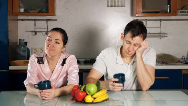 Familia pareja se sienta en la mesa de la cena y bostezos quedarse dormido — Vídeos de Stock