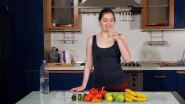 Gülümseyen kız sindirimi arttırmak için limonlu su içer.
