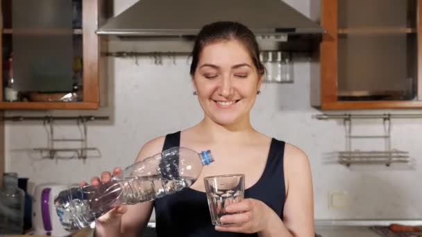 Mujer bebe vaso de agua siguiendo reglas de dieta saludable — Vídeo de stock