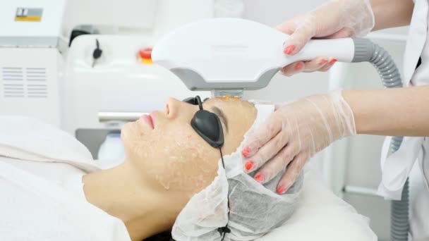 Schönheitssalon-Therapeut in Handschuhen entfernt Haare mit Laser — Stockvideo