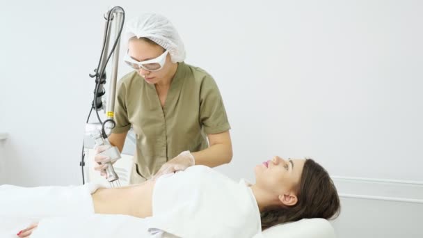 Professioneller Therapeut führt Laser-Haarentfernung durch — Stockvideo