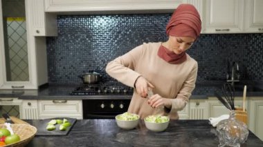 Ev hanımı güzel kokulu baharatlı sağlıklı yemekler pişirir.