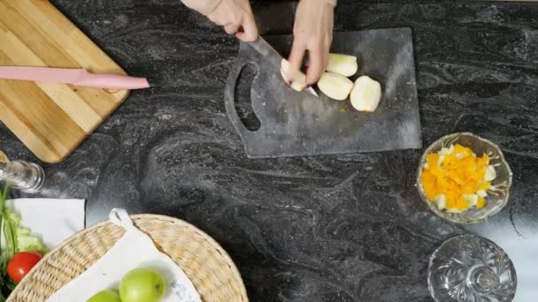 Dona de casa corta maçã cozinhando salada de frutas na mesa da cozinha — Vídeo de Stock