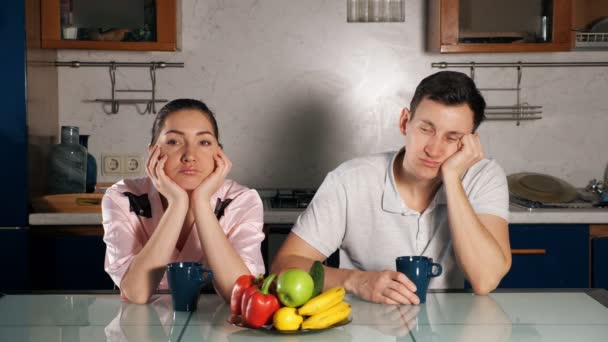 Esposa y marido se sientan con tazas de café y se duermen — Vídeos de Stock