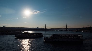 Akşam güneşinde Altın Boynuz 'un köprüsü. Galata köprüsünden görüntüle