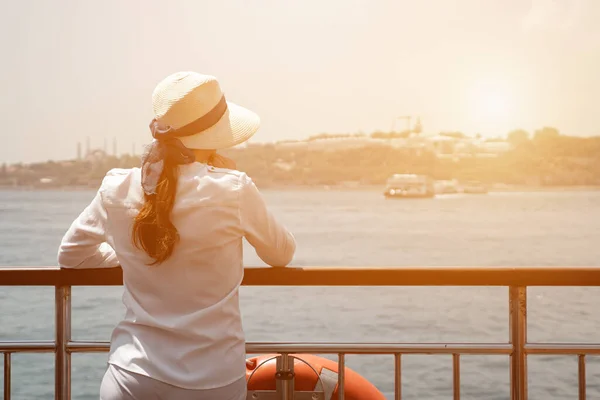 Žena v klobouku na lodi obdivující Istanbul — Stock fotografie