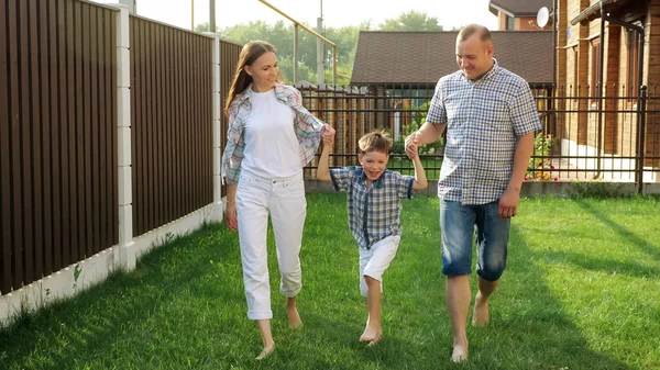 Padre y bonita madre celebrar feliz niño manos — Foto de Stock