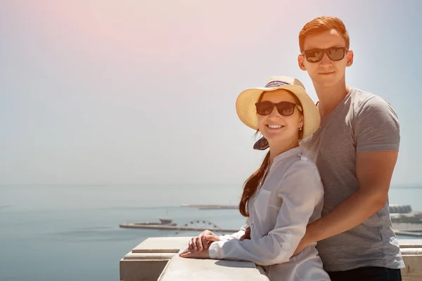 Jovem casal no fundo do mar . — Fotografia de Stock