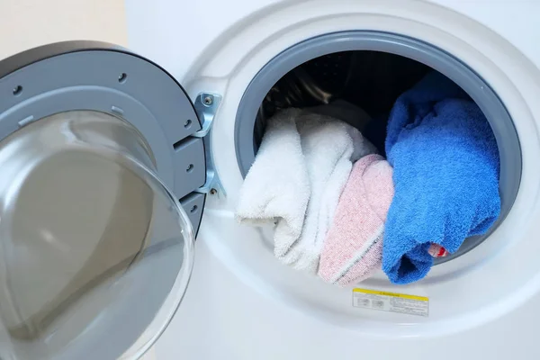 Waschmaschine mit Wäsche in Trommel — Stockfoto