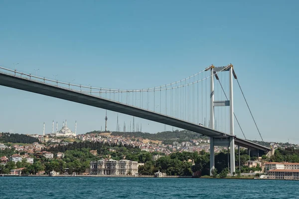 Blick vom Meer auf die asiatische Seite Istanbuls. — Stockfoto