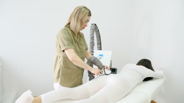 Professionele schoonheidsspecialiste praktijken procedure van massage — Stockvideo