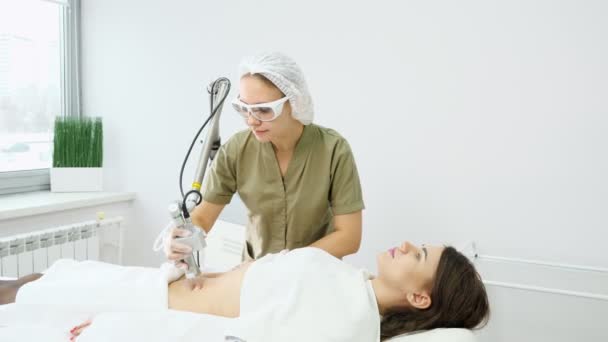 Professionele therapeut maakt laser ontharing procedure — Stockvideo