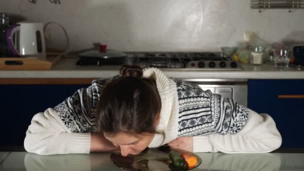 Mujer huele chocolate con ganas de comer y cambia de opinión — Vídeos de Stock