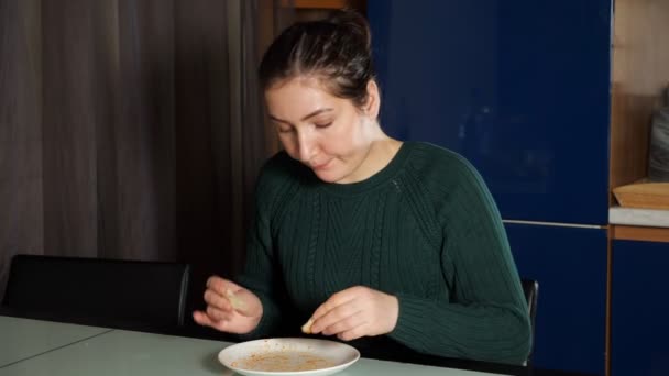 Hungrige Frau isst Mittagessen und leckt Essensreste vom Teller — Stockvideo