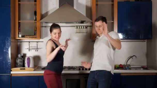 Moglie e marito godono del tempo libero ballando e cantando — Video Stock