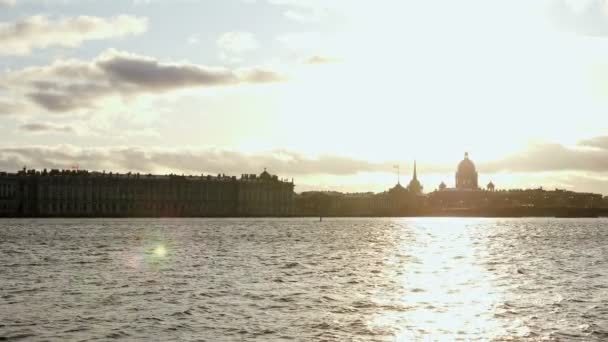 Kış Sarayı ve St. Isaacs Katedrali 'nin panoraması güneşli gökyüzüne karşı. — Stok video