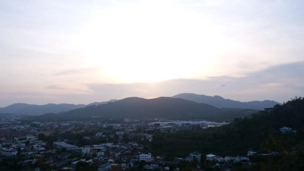 Amanecer entra en la puesta de sol sobre colinas y valle timelapse — Vídeos de Stock