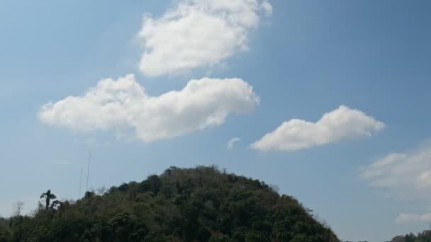 Nubes blancas siguen el viento y flotan por encima de la colina — Vídeos de Stock