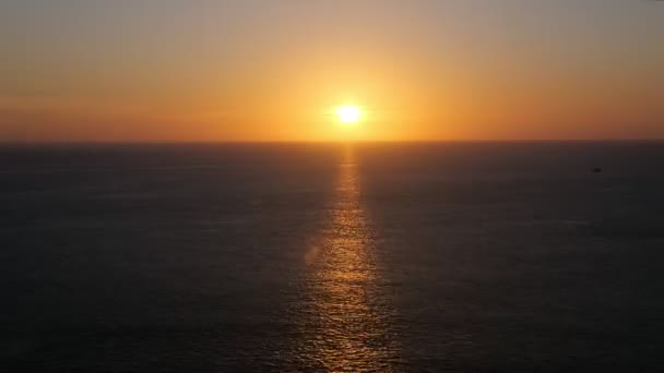 Pôr do sol deixa o caminho dourado cintilante na superfície calma do oceano — Vídeo de Stock