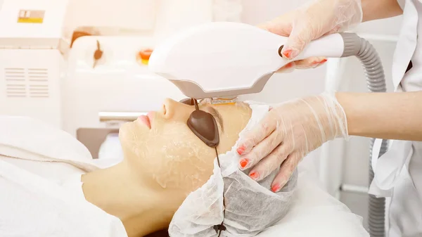 Terapeuta salão de beleza em luvas remove o cabelo com laser — Fotografia de Stock