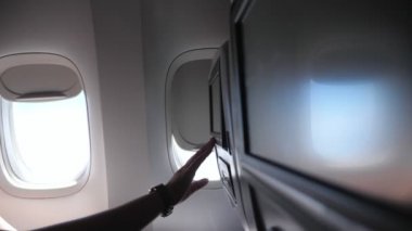 Kadın eli yakın planda oturma ekranına dokunuyor.