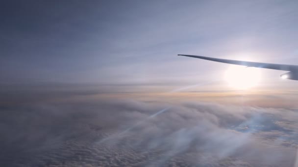 Sol brillante en horizonte ilimitado sobre nubes bajo ala plana — Vídeos de Stock