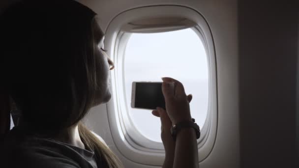 Fille fait vidéo sur téléphone extérieur cabine passagers gros plan — Video