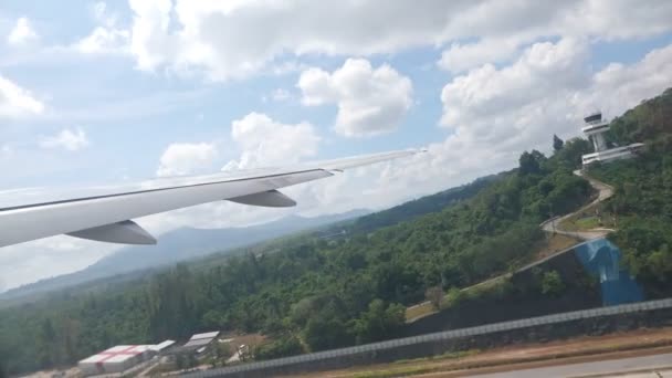 離陸する飛行機からの青い空の下の丘陵地の風景 — ストック動画