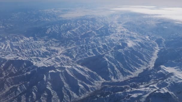 Hermosa vista a través de ventana del avión — Vídeos de Stock