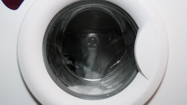 Máquina de lavar roupa vira as coisas — Vídeo de Stock