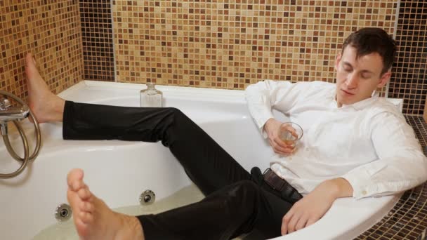 Bello uomo beve alcol mentre si trova nel bagno — Video Stock