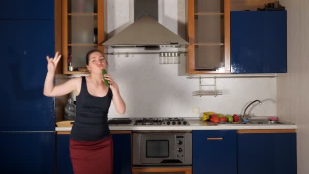 Mujer feliz canta usando pepino como micrófono y muecas — Vídeos de Stock