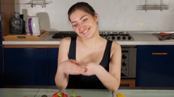 Ama de casa se sienta y muestra ingredientes coloridos para la ensalada — Vídeo de stock