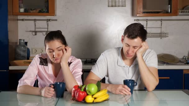 Istri dan suami duduk dengan cangkir kopi dan tertidur — Stok Video