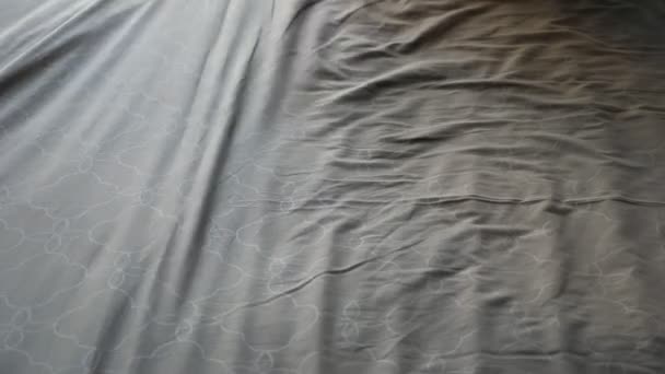 チェッカーシャツの女性は寝室で絹の毛布を広げ — ストック動画