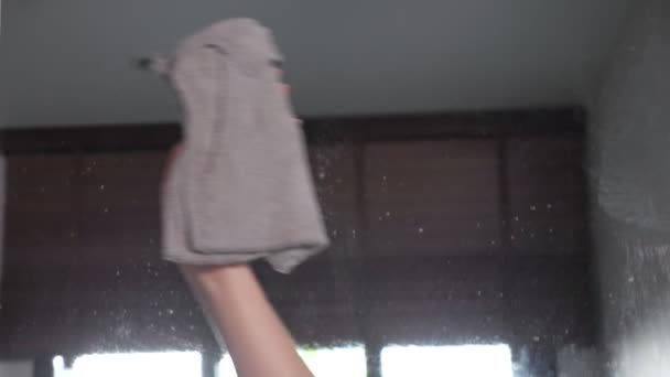 Atractiva morena en mareas de camisa ventana transparente — Vídeos de Stock