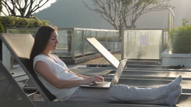 Jong zakenvrouw werkt op laptop — Stockvideo