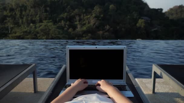 Ręce odpoczynku na basenie kobieta tekst na laptopie przed wzgórzem — Wideo stockowe