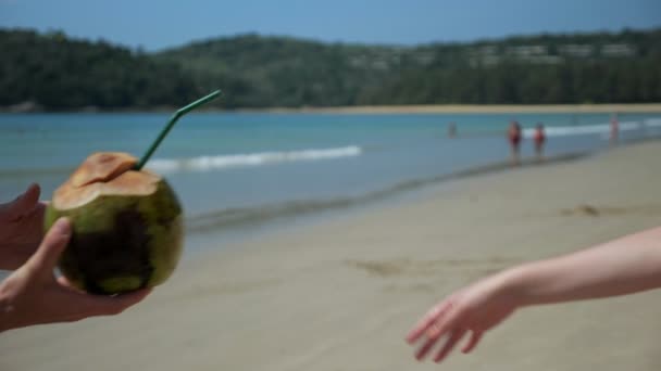 잘 게썬 푸른 코코넛을 먹는 여자에게 맛있는 주스를 준다 — 비디오