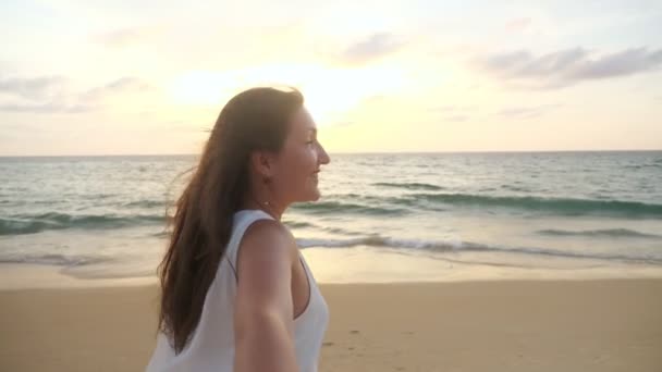Souriant femme cours tenant petit ami main le long de la côte de l'océan — Video