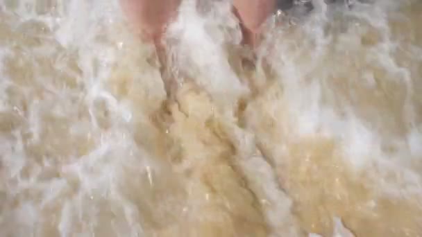 Olas rollo en arena playa lavado chica pies con rojo pedicura — Vídeo de stock