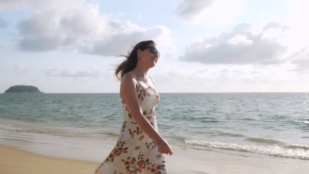 Alegre chica en corto sundress camina a lo largo de vacío mar playa — Vídeos de Stock