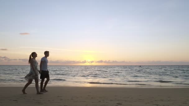 Vrolijk familie wandelingen langs lege oceaan strand samenvoegen handen — Stockvideo
