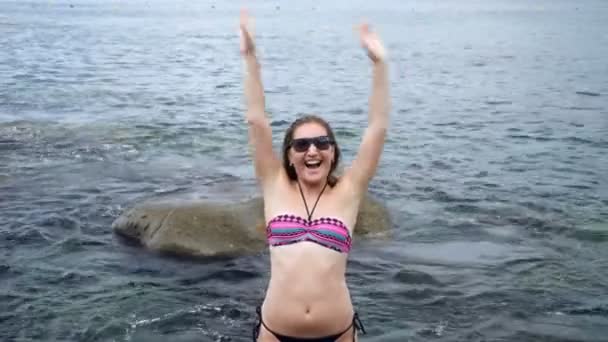 Femme pose les bras levés partageant des émotions positives — Video